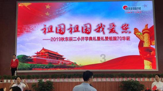 险!大货车与中巴车相撞,中巴车车头严重变形…
